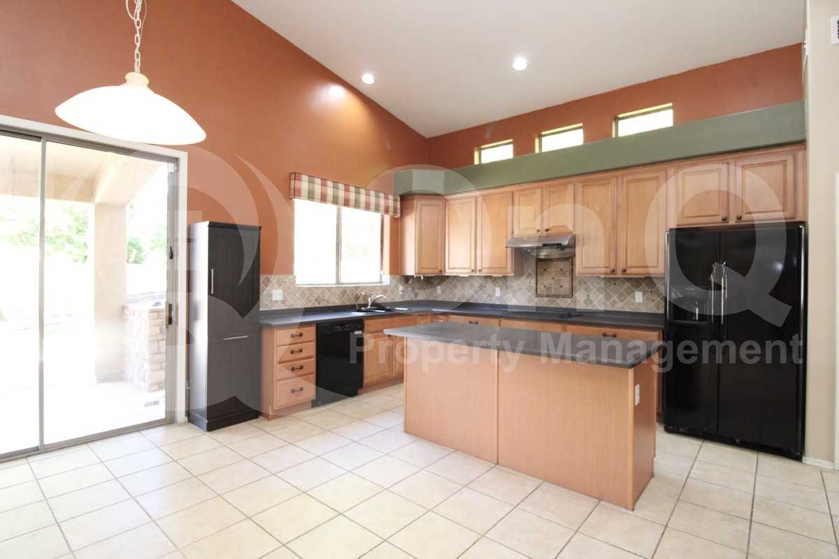 2290 W Maplewood St - Photo 5 of 33