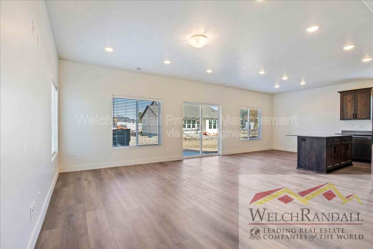 245 W 600 N - Photo 3 of 23