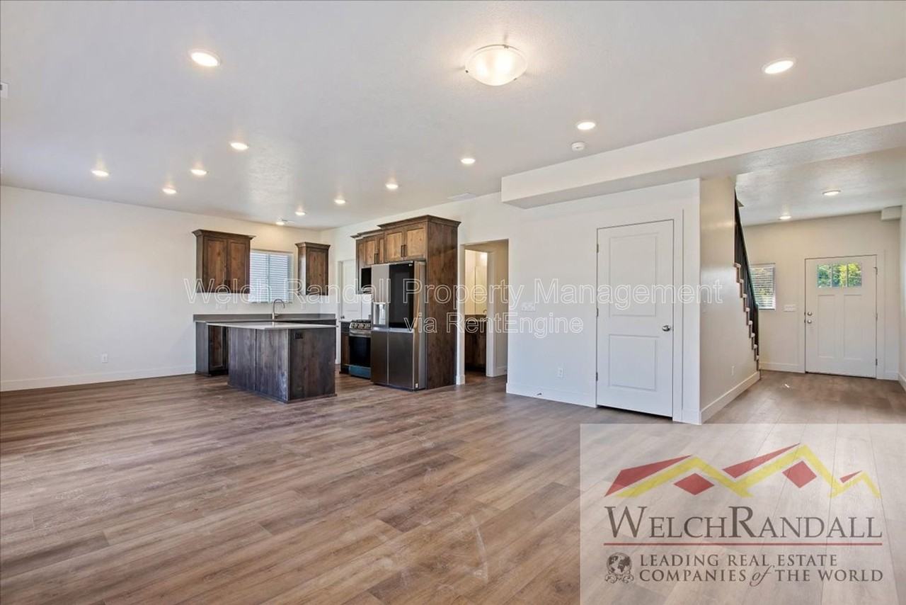 245 W 600 N - Photo 4 of 23