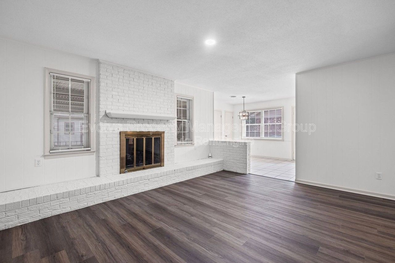 6326 Thornfield Dr - Photo 3 of 15