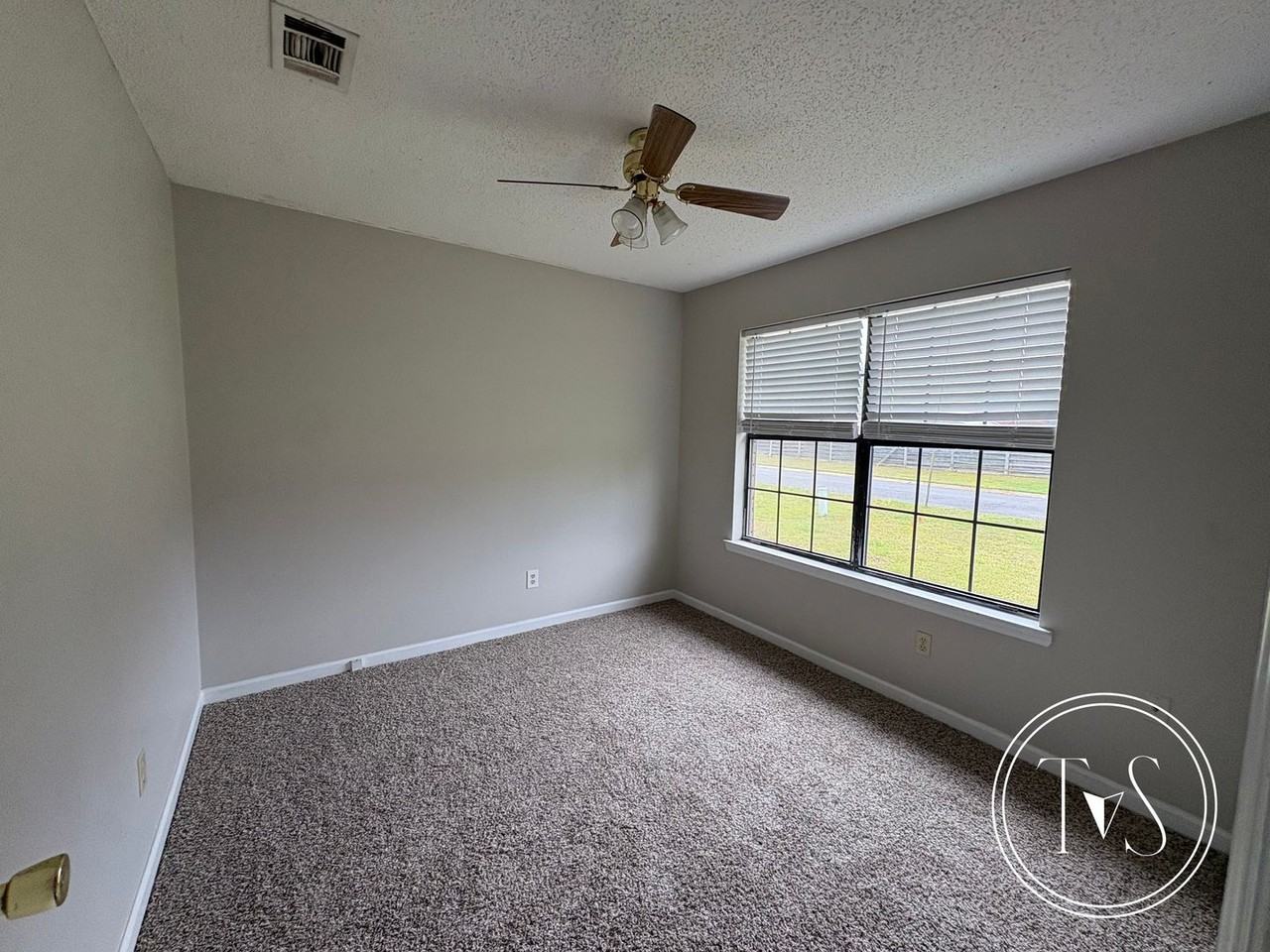 960 Gulfstream Rd - Photo 3 of 12