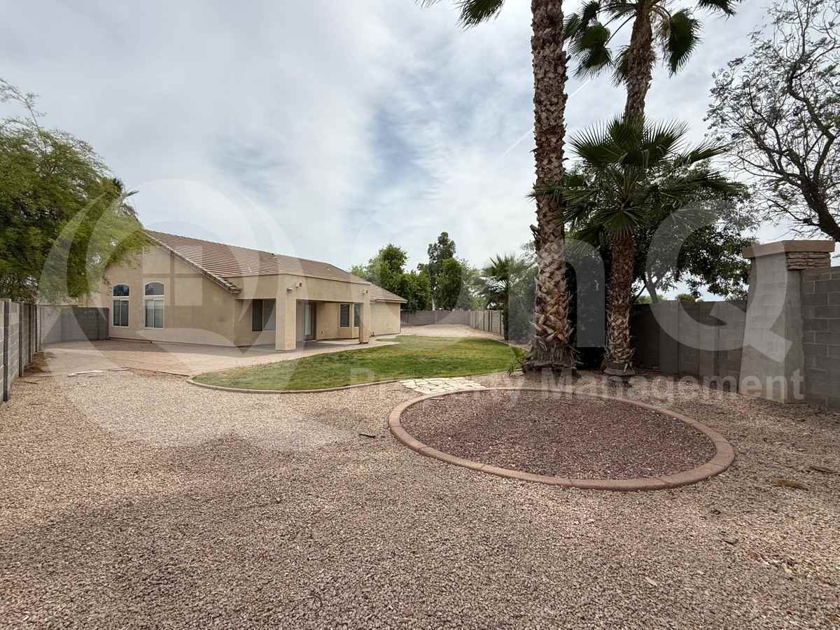 1139 E Morgan Ct - Photo 2 of 31