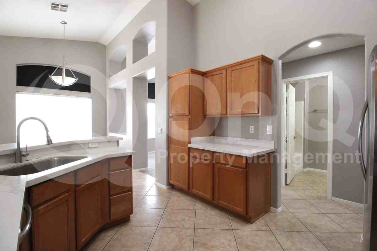 1139 E Morgan Ct - Photo 5 of 31