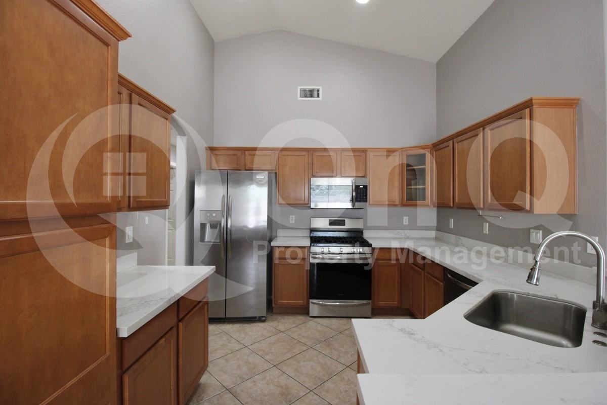 1139 E Morgan Ct - Photo 2 of 31