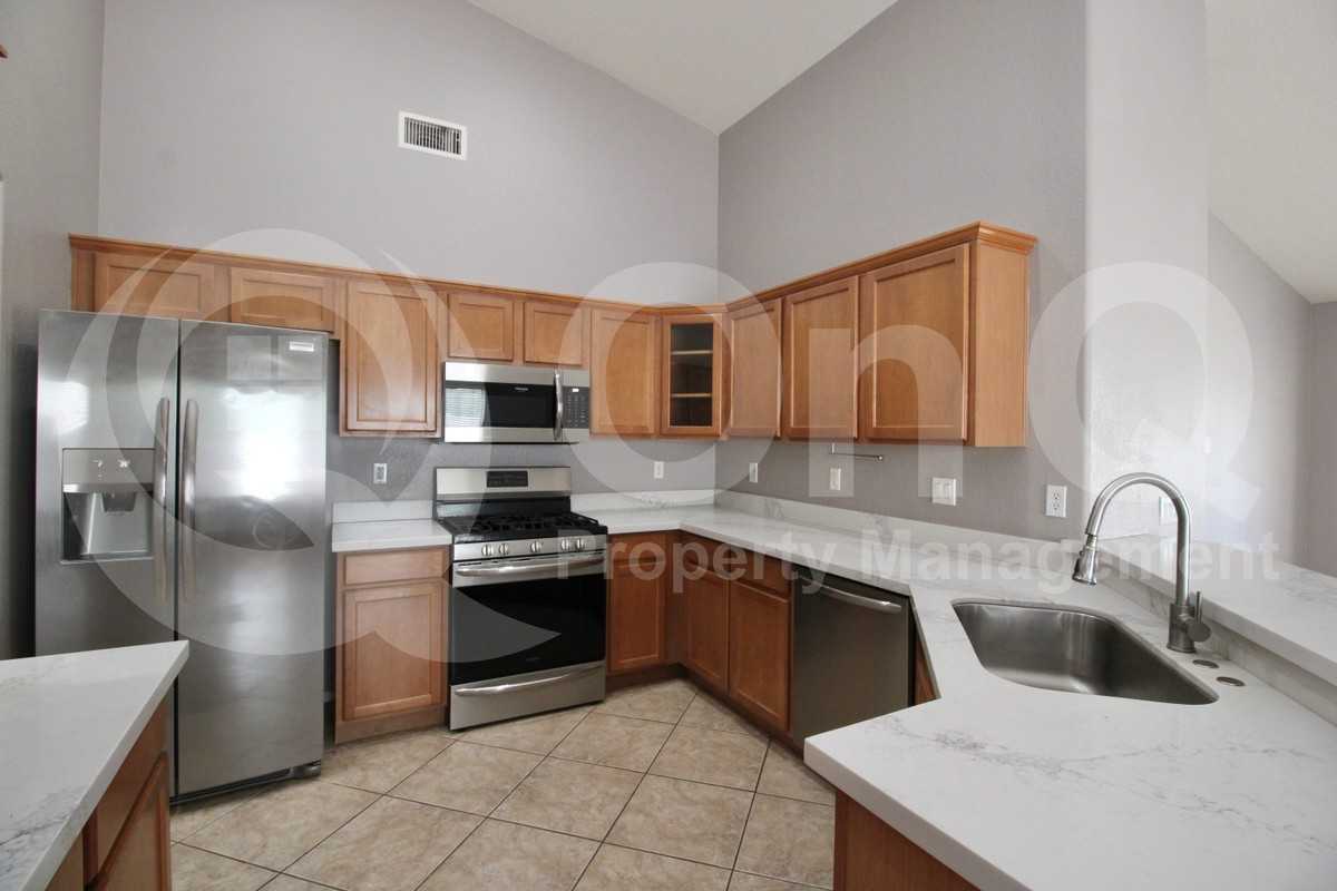 1139 E Morgan Ct - Photo 3 of 31