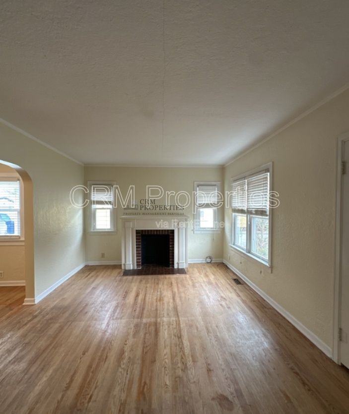 1907 S Webster St - Photo 4 of 16