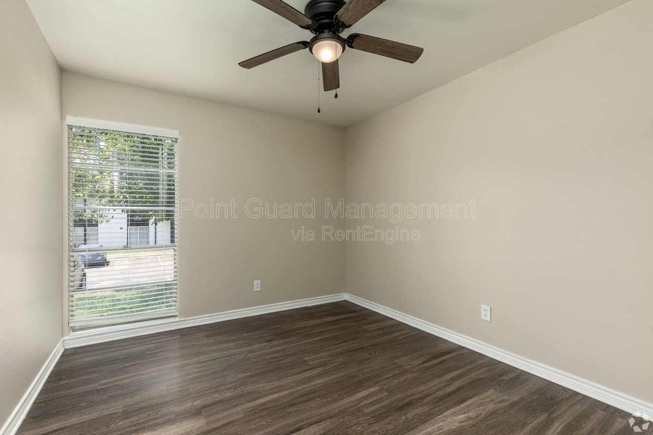 4556 W Kiest Blvd #1049 - Photo 2 of 15