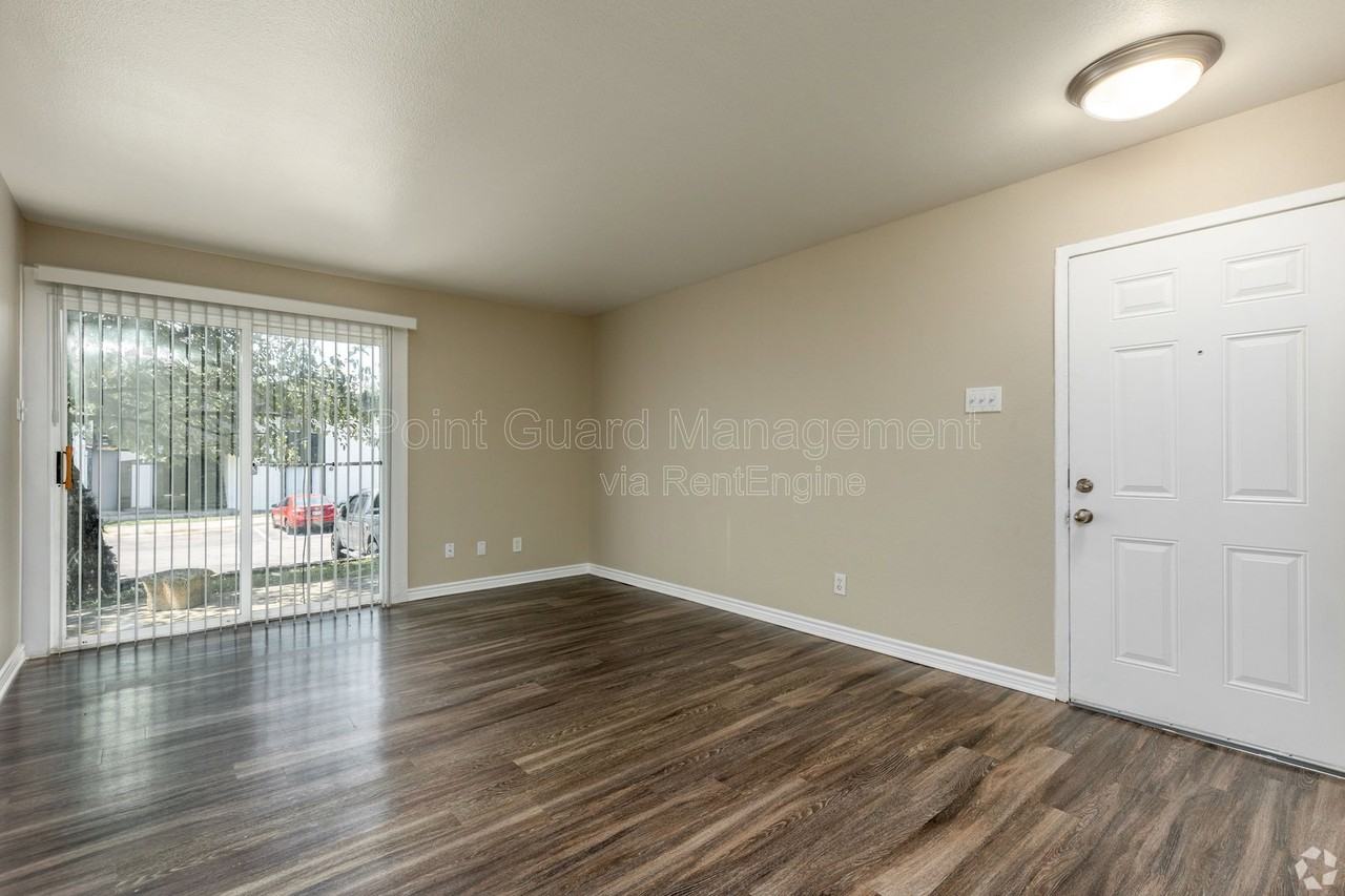 4556 W Kiest Blvd #1049 - Photo 4 of 15