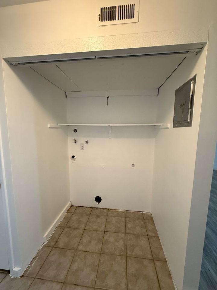 3372 S 200 E - Photo 6 of 11