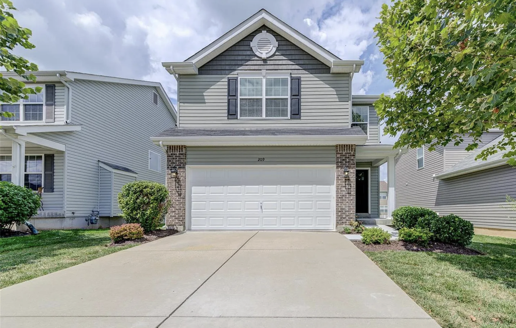 209 Pecan Bluffs Dr - Photo 2 of 19