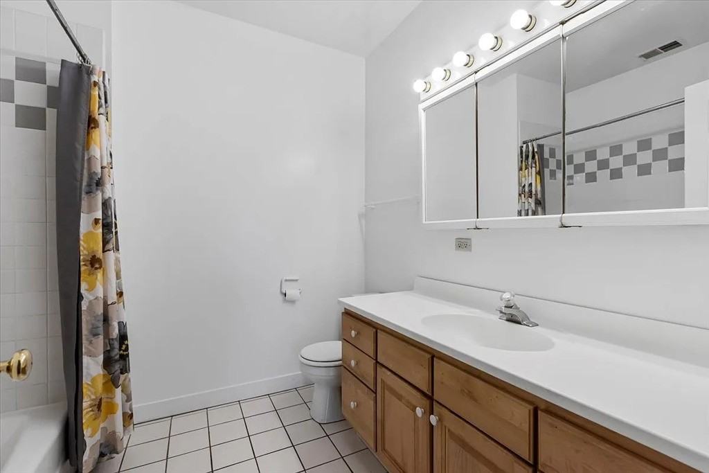 3504 N Sheffield Ave - Photo 5 of 8
