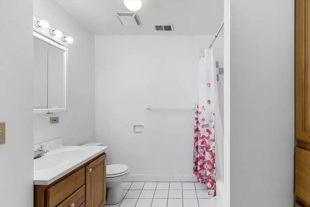 3504 N Sheffield Ave - Photo 6 of 8