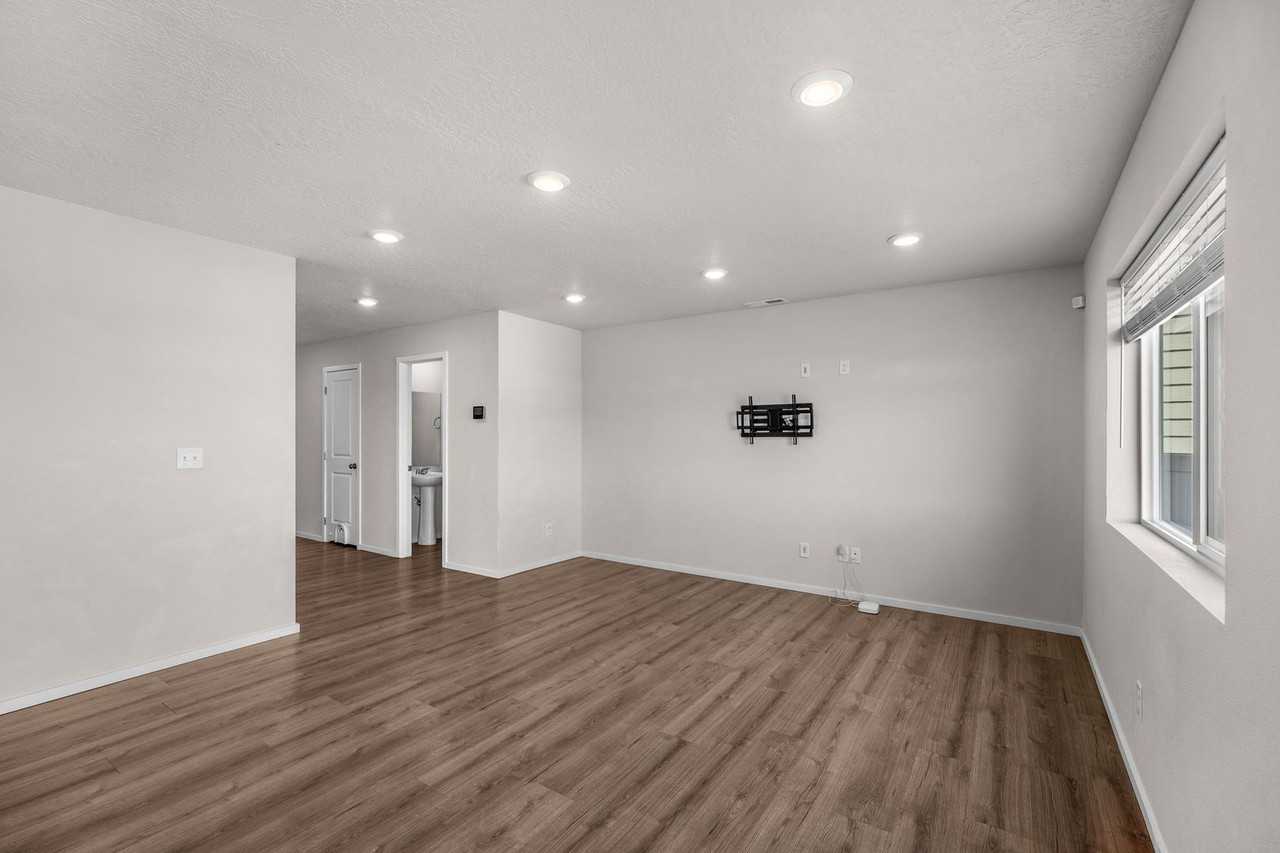 4440 W Bedford Ave - Photo 5 of 34