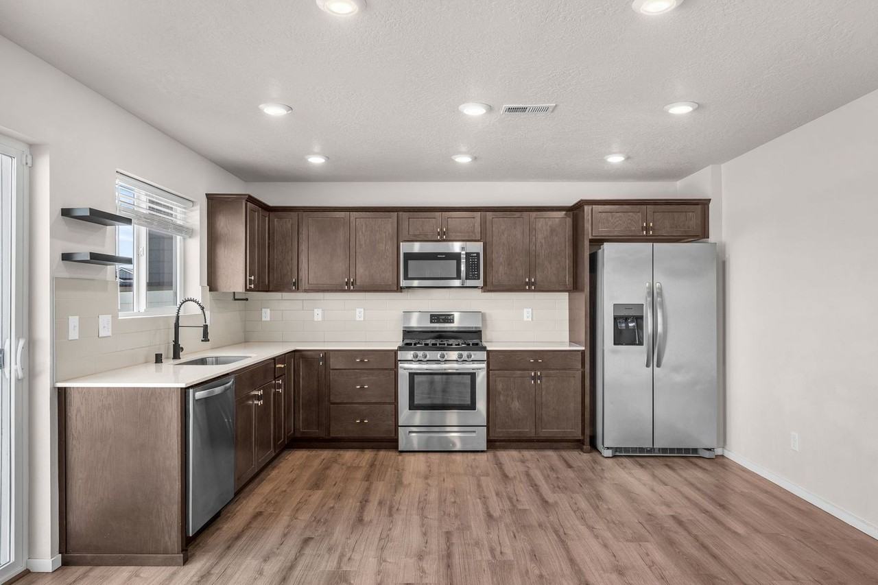 4440 W Bedford Ave - Photo 7 of 34