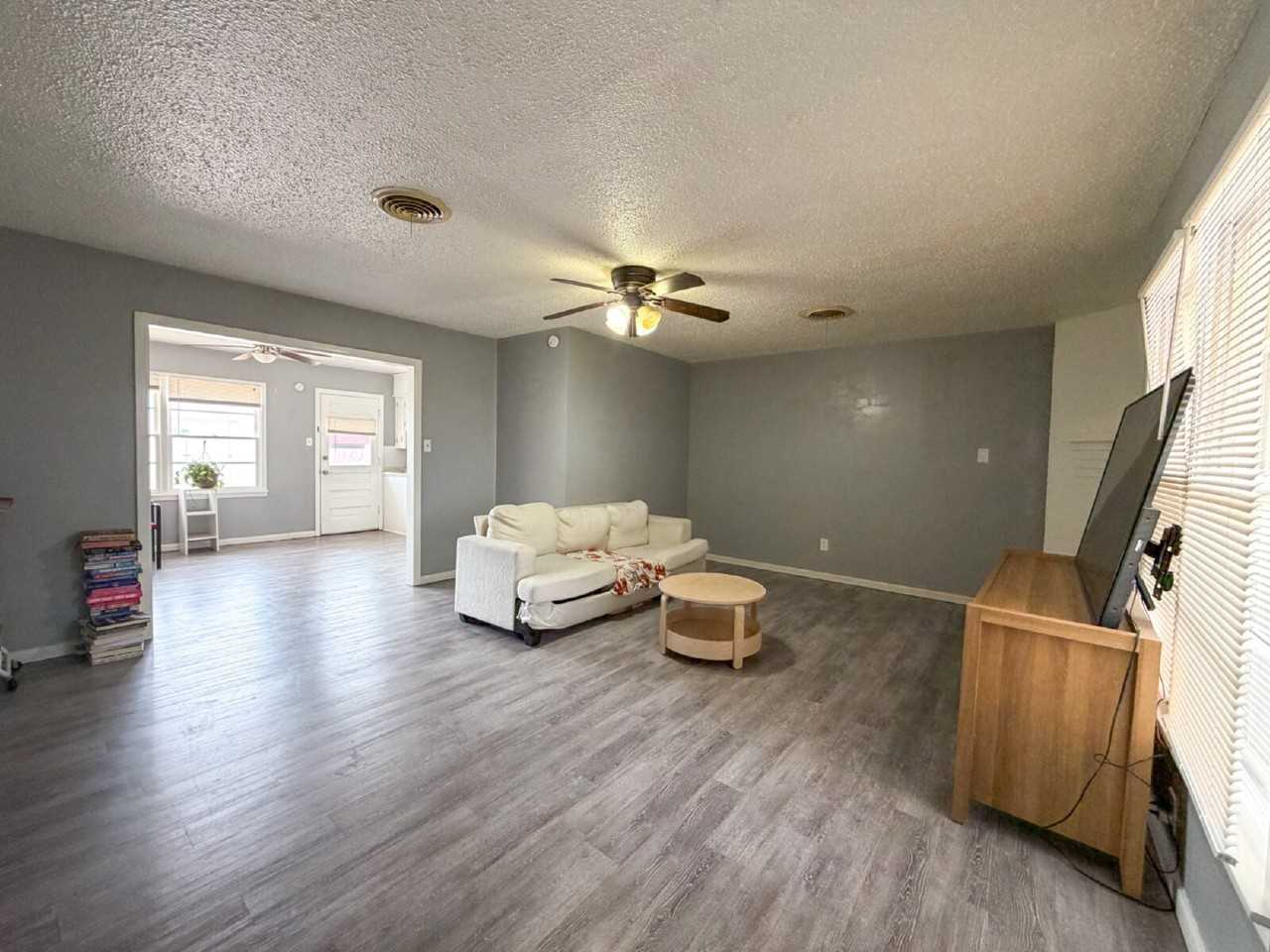 4701 43rd St - Photo 4 of 11