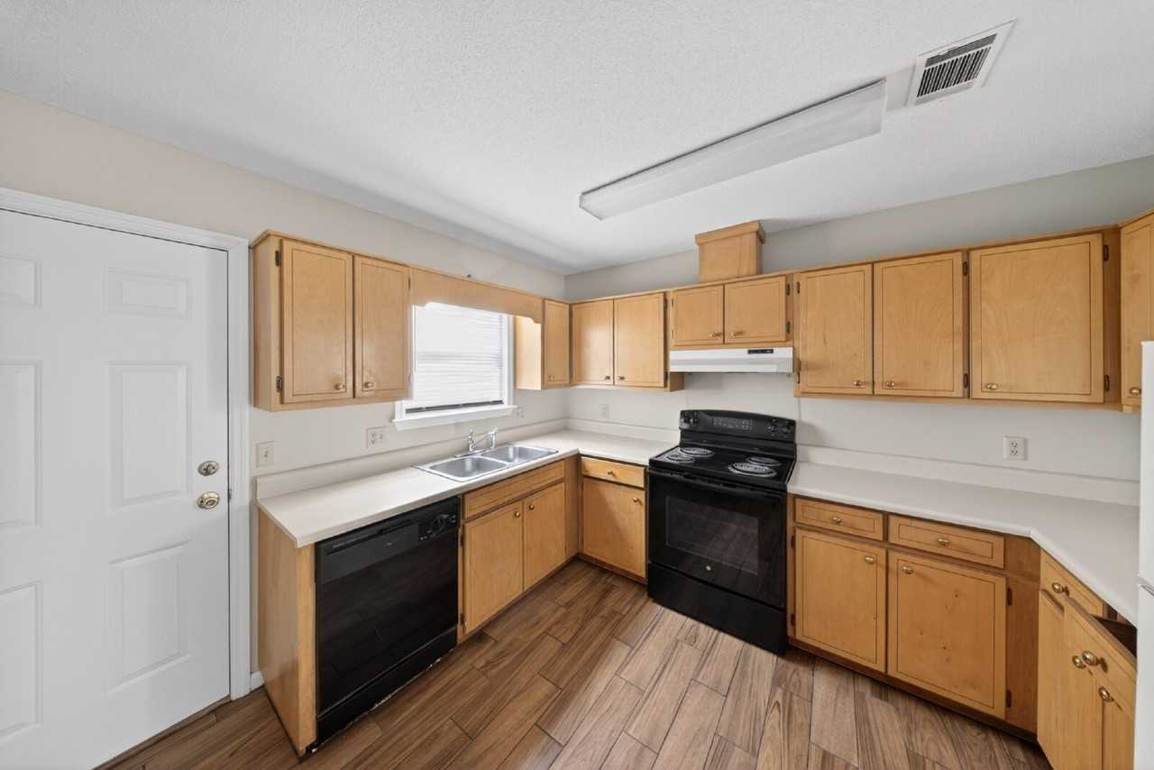 1469 Green St #E2 - Photo 3 of 15