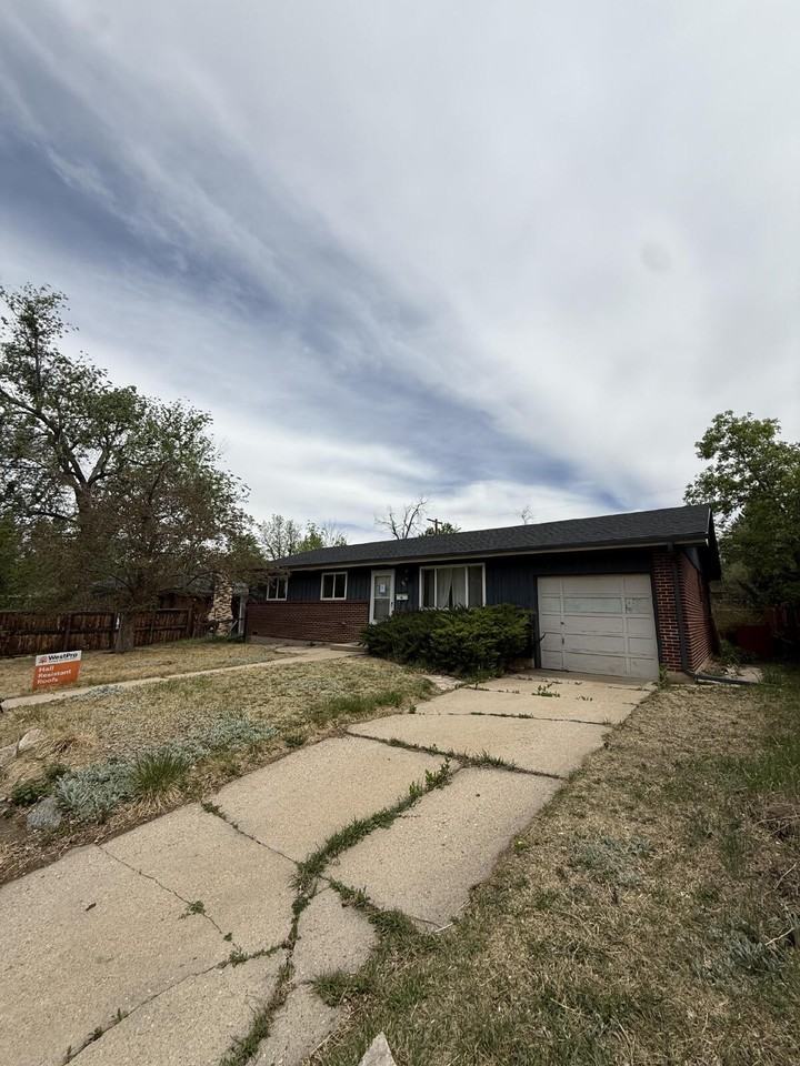 840 36th St - Photo 2 of 20