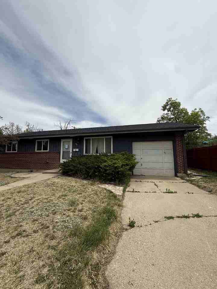 840 36th St - Photo 3 of 20