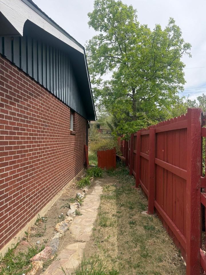840 36th St - Photo 4 of 20