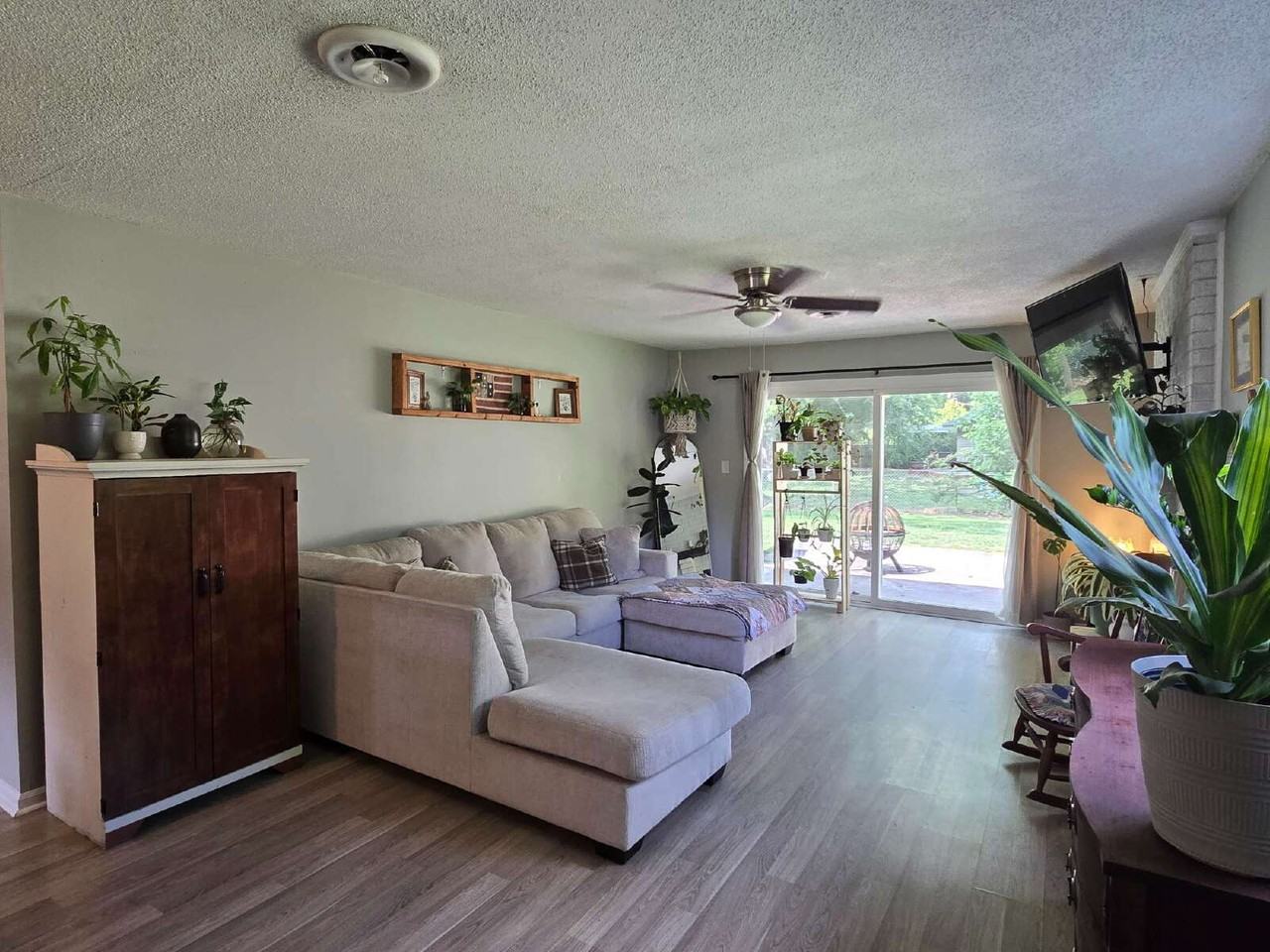 504 Dennis Rd - Photo 4 of 20