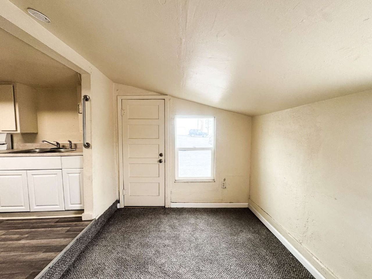143 S 4th Ave - Photo 5 of 9