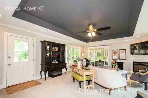 9519 Windsor St - Photo 4 of 33