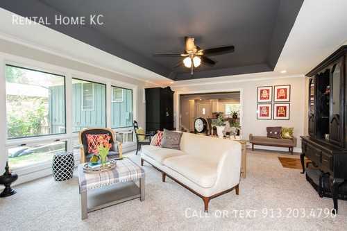9519 Windsor St - Photo 5 of 33
