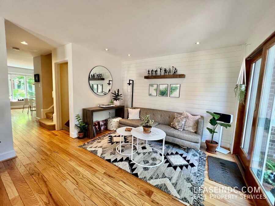 4333 Embassy Park Dr Nw - Photo 7 of 34