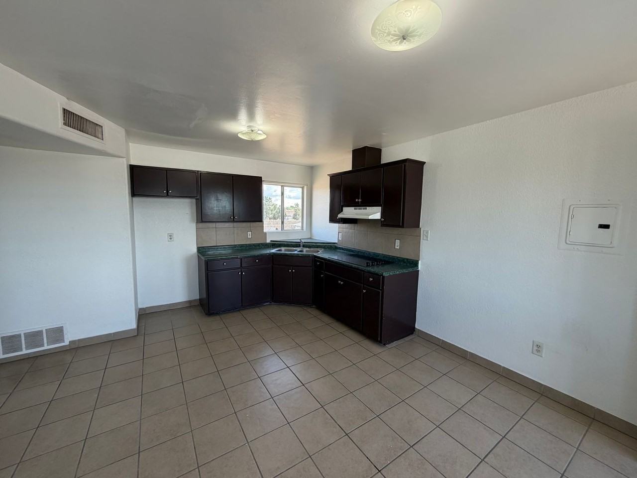 Oakridge Aparments - Photo 4 of 34