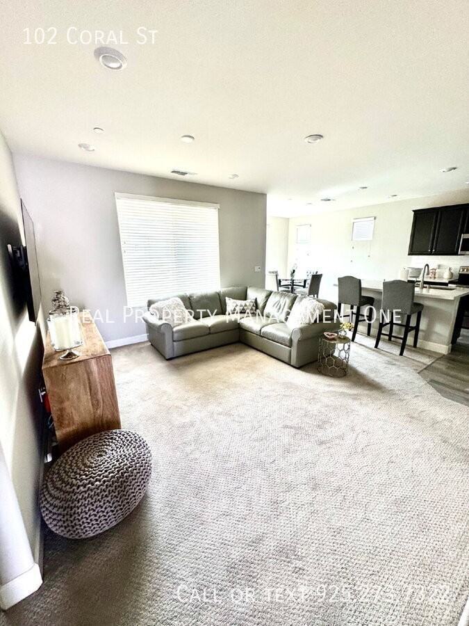 102 Coral St - Photo 4 of 28