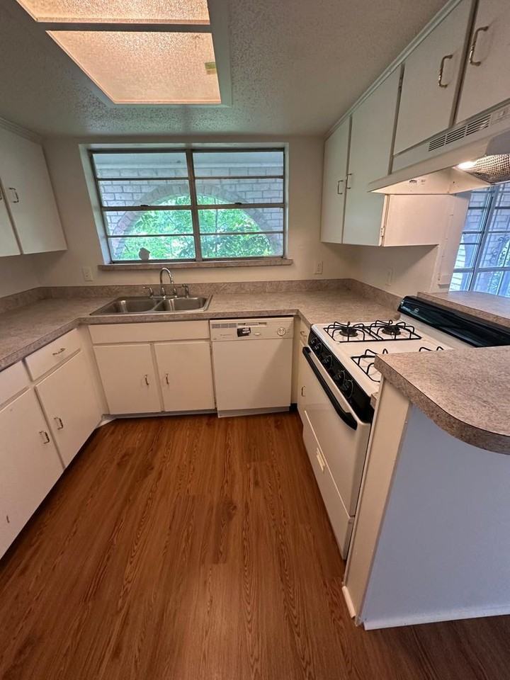 1101 Key Colony Dr - Photo 2 of 12