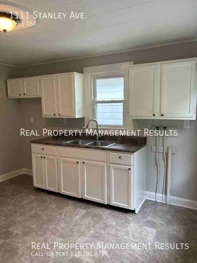1111 Stanley Ave - Photo 5 of 13