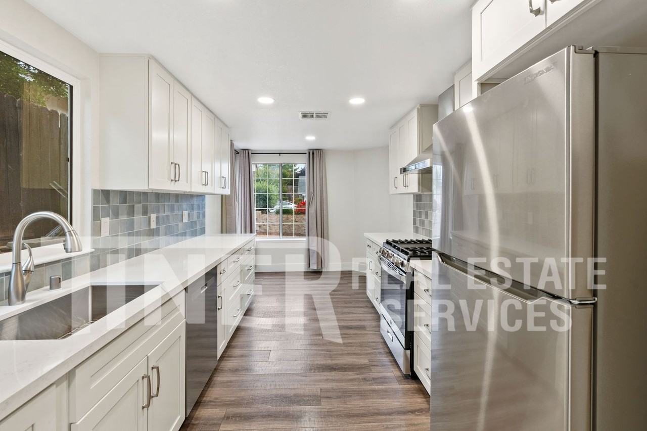 3421 Cobblestone Dr - Photo 6 of 24