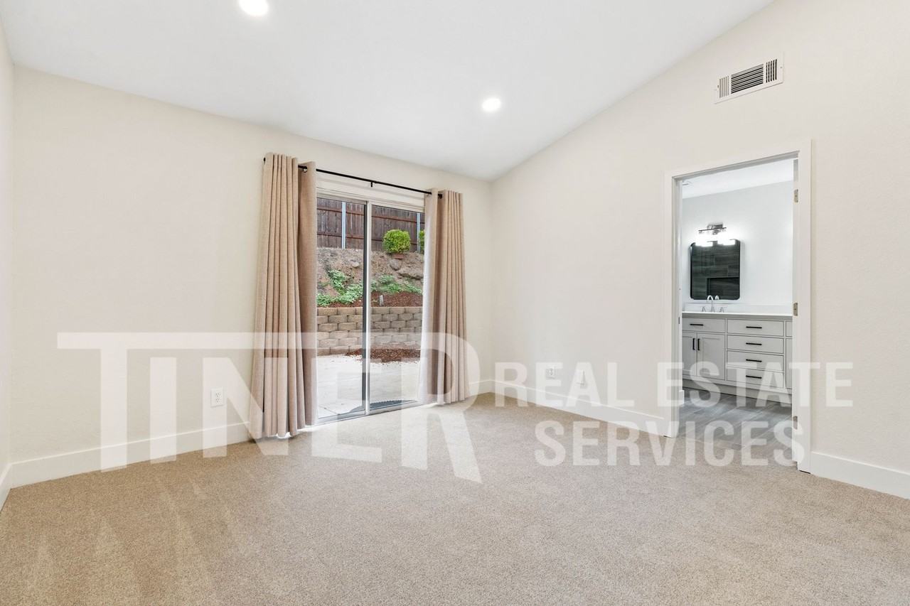 3421 Cobblestone Dr - Photo 2 of 4