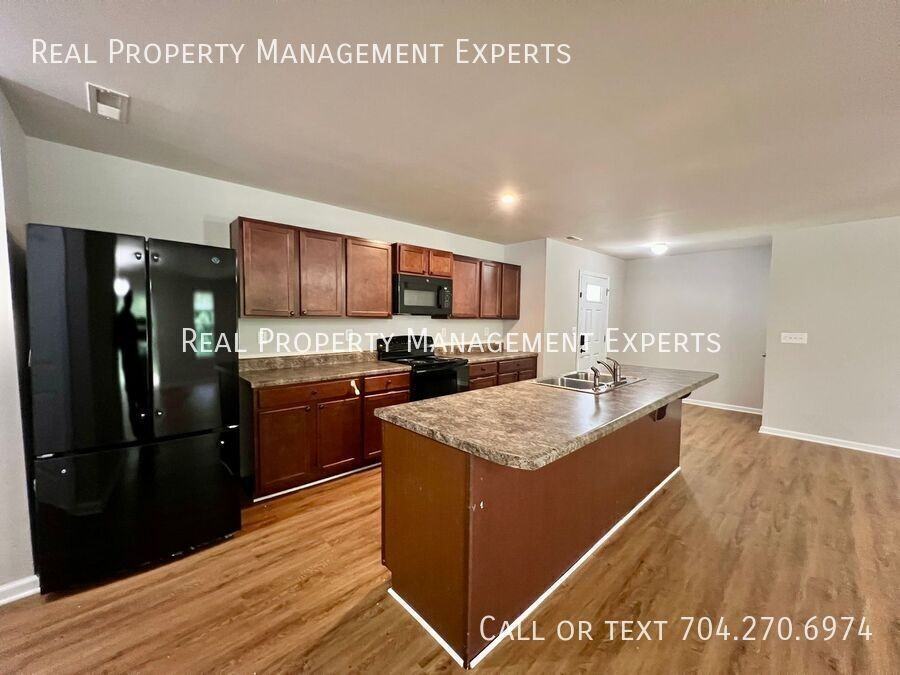 1819 Hooper Ct - Photo 3 of 16