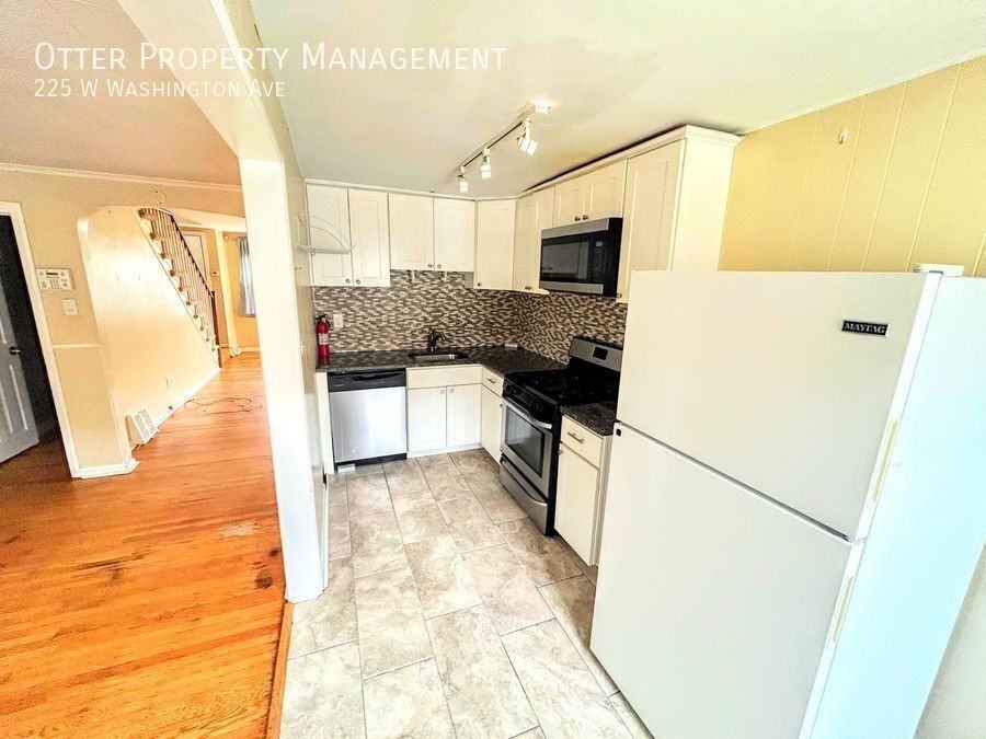 225 W Washington Ave - Photo 5 of 27