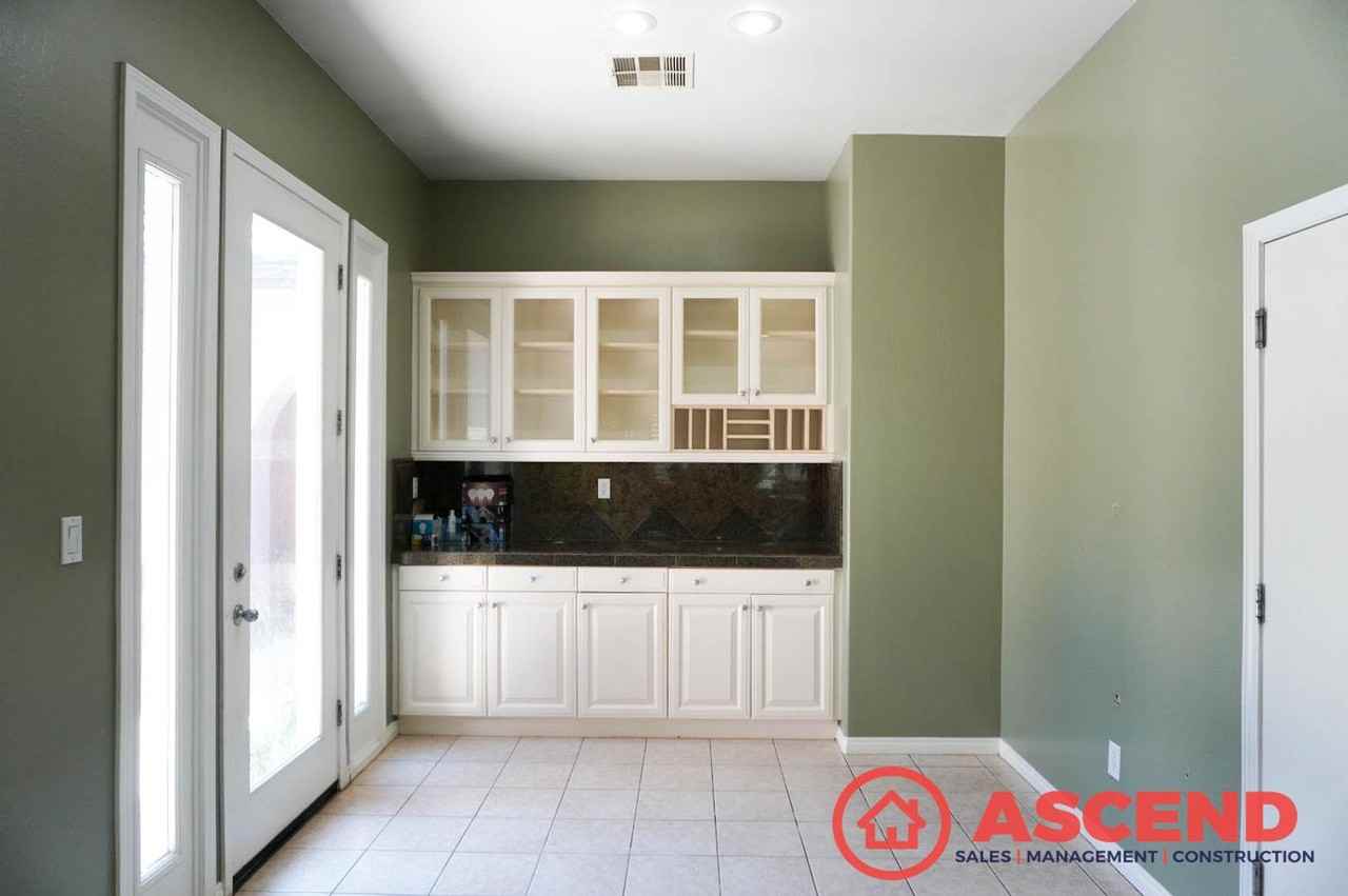 4808 Aviara Dr - Photo 3 of 19