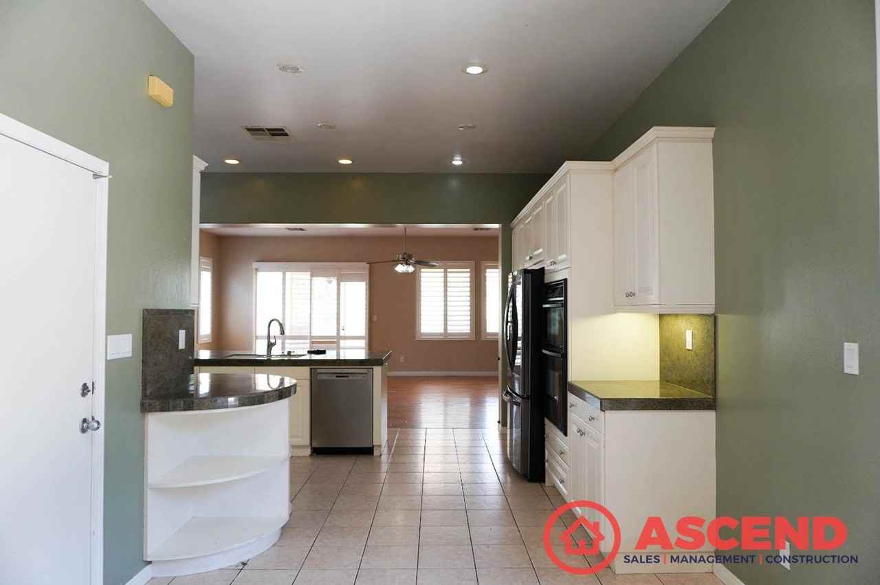 4808 Aviara Dr - Photo 4 of 19