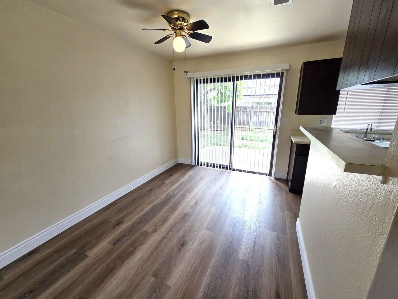 1051 Salisbury St - Photo 4 of 11