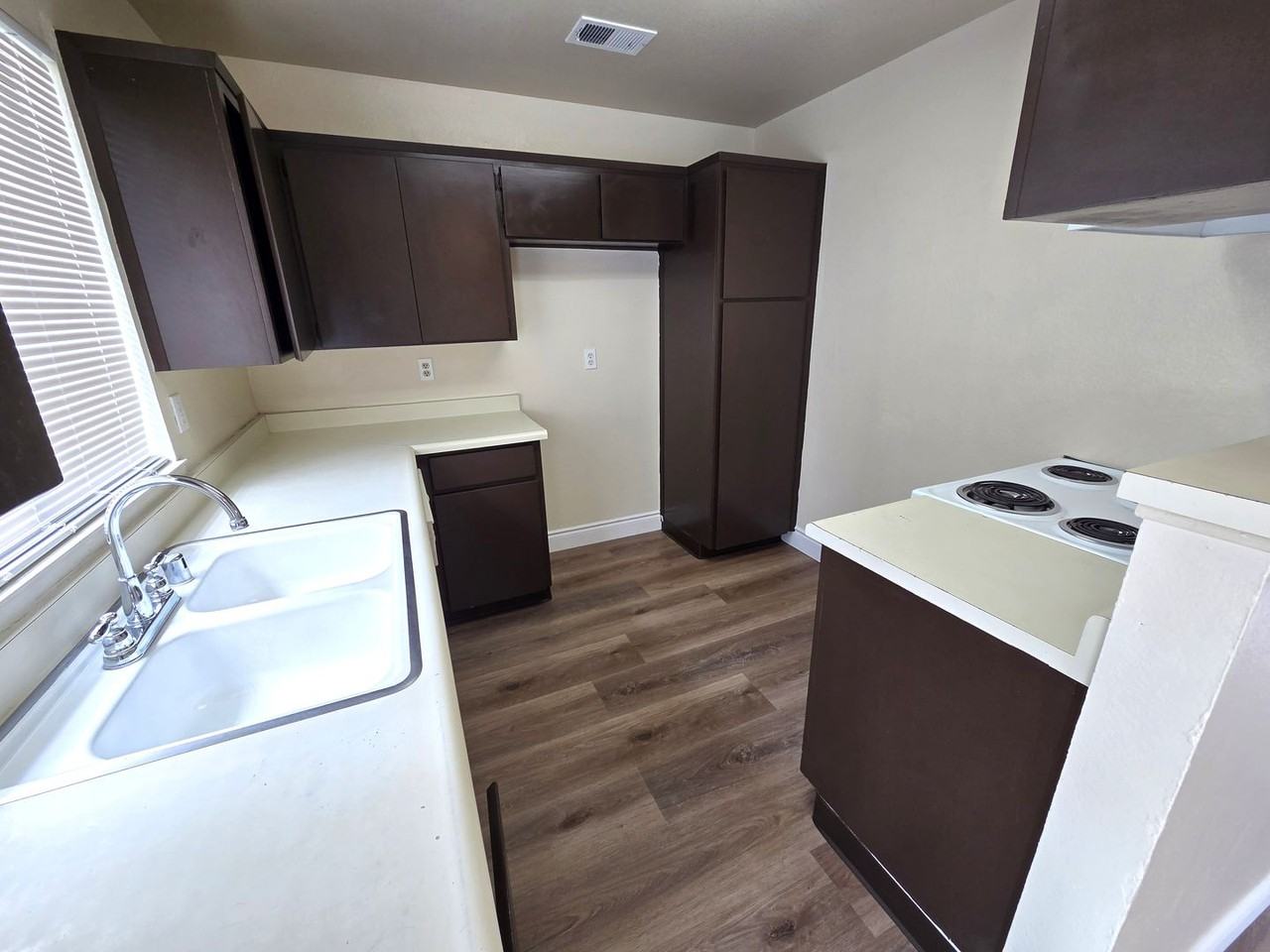 1051 Salisbury St - Photo 5 of 11
