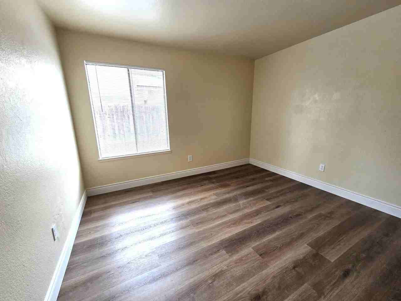 1051 Salisbury St - Photo 6 of 11