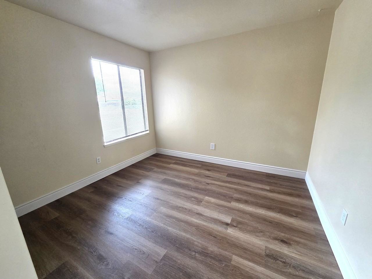 1051 Salisbury St - Photo 7 of 11