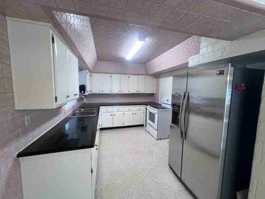 2525 Maple Ave - Photo 4 of 10