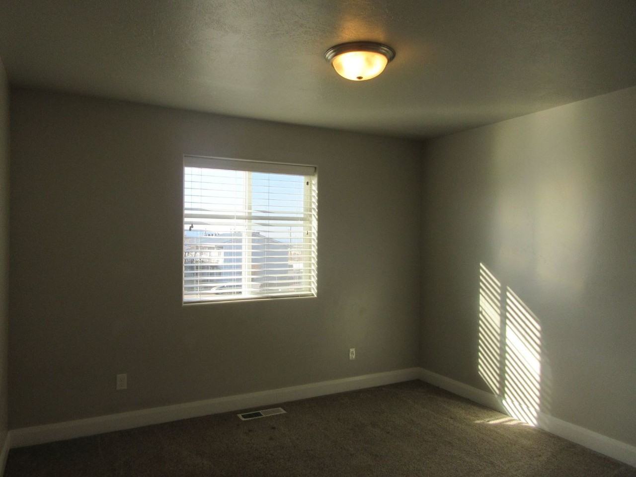 352 W 400 N - Photo 7 of 16