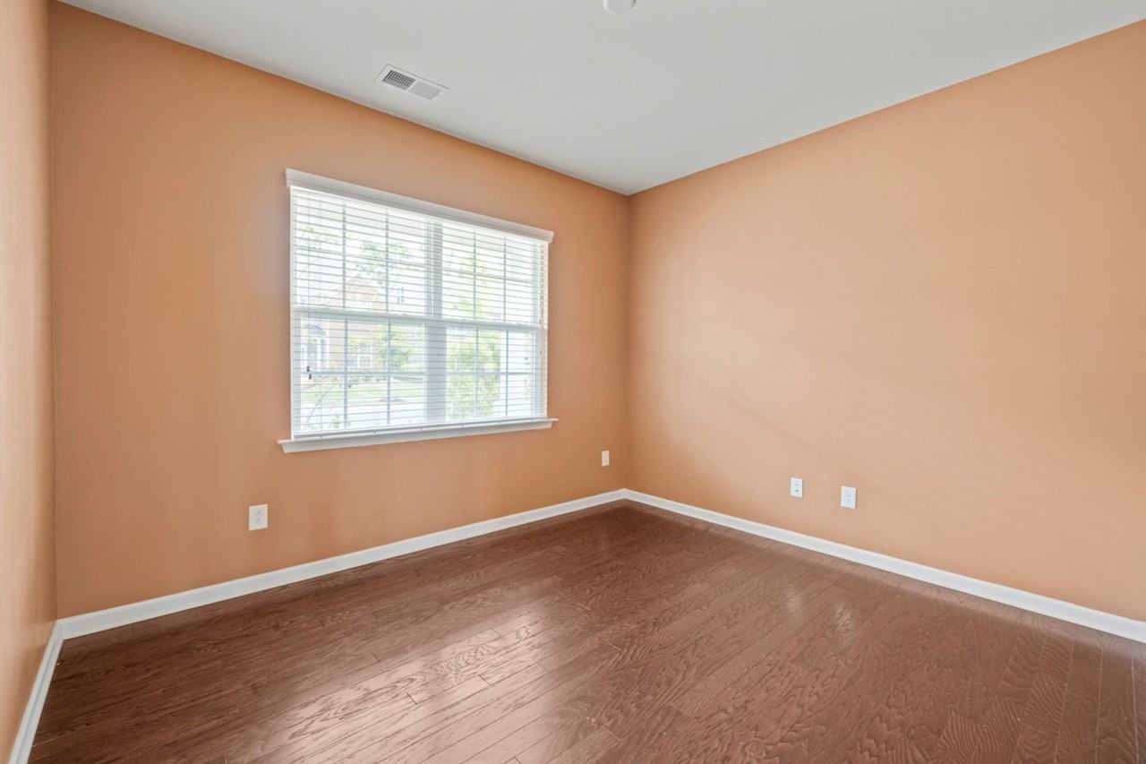 7914 Kelburn Ln - Photo 4 of 47
