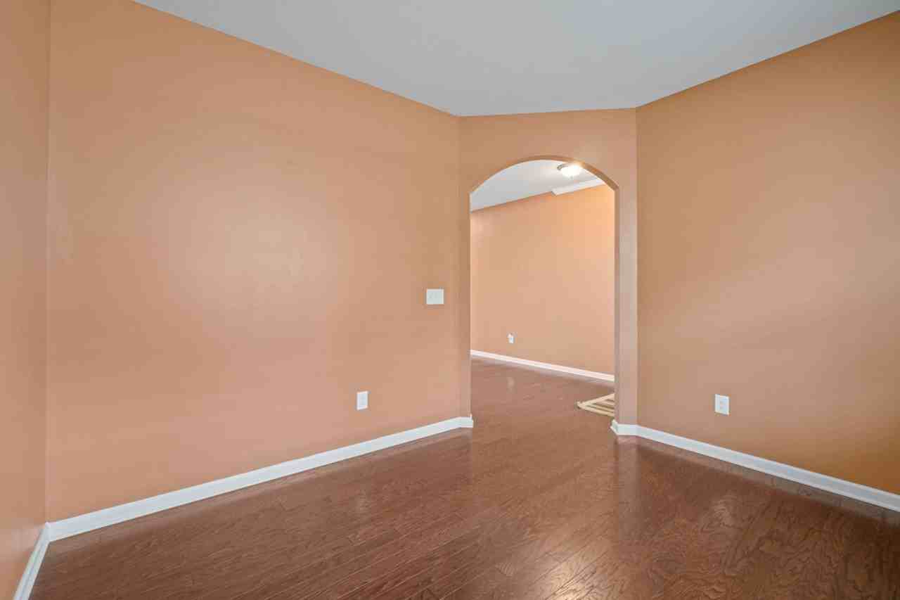 7914 Kelburn Ln - Photo 5 of 47