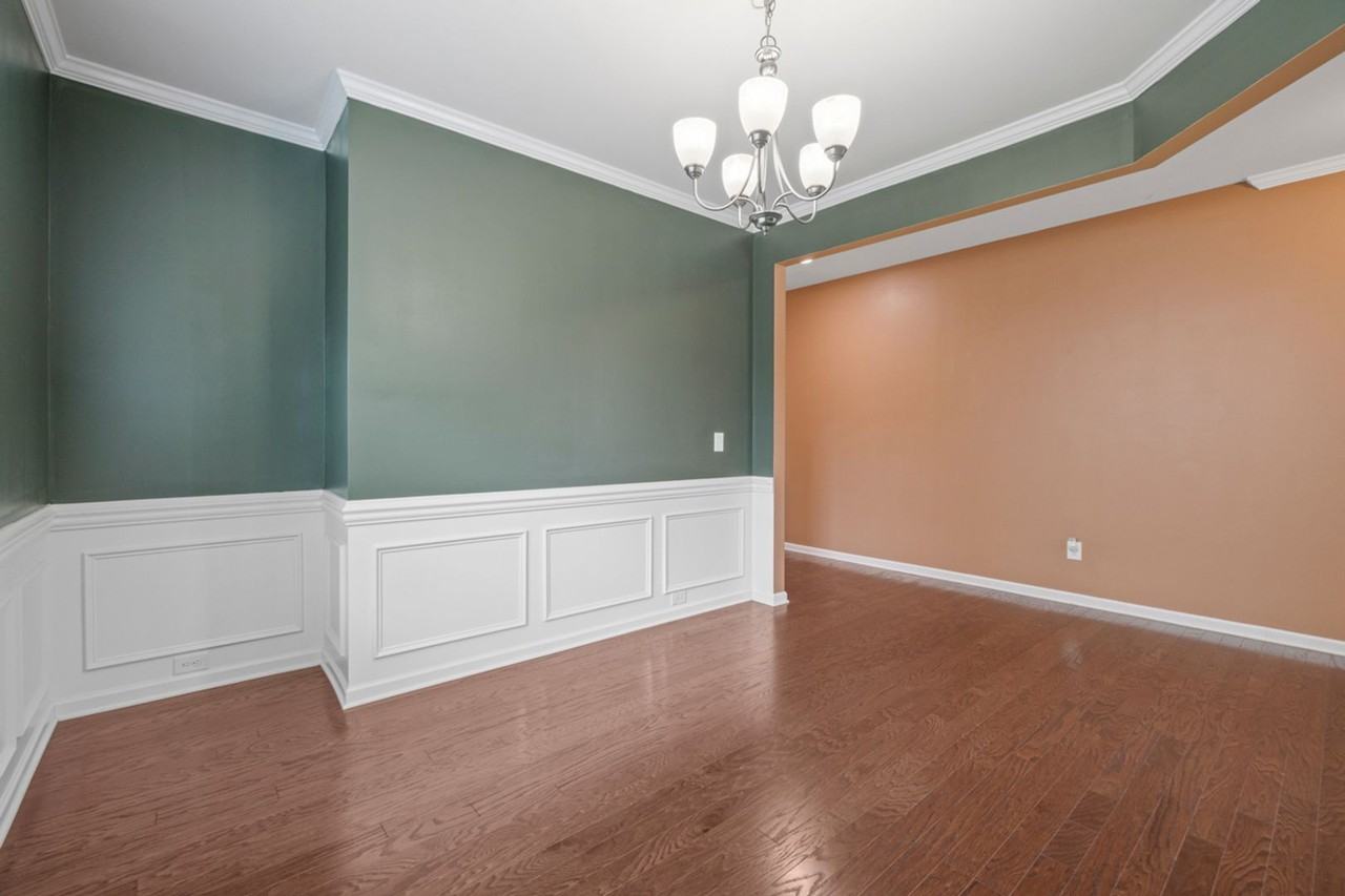 7914 Kelburn Ln - Photo 7 of 47