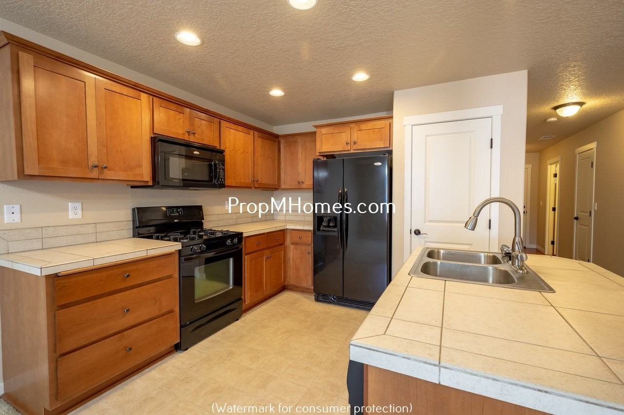 259 N Cedar St - Photo 4 of 17