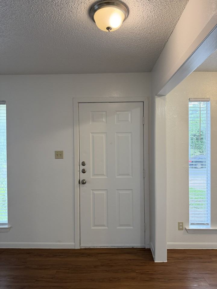4714 Creek Bend Dr #1 - Photo 3 of 34