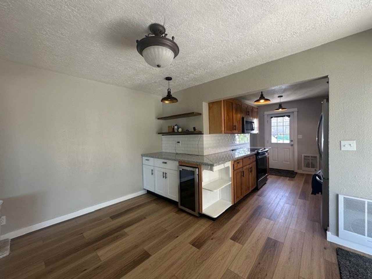 245 Ne 7th St - Photo 3 of 20